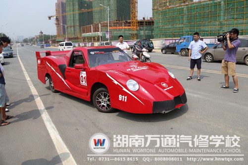 法拉利到達(dá)比賽現(xiàn)場(chǎng)，引媒體及路人關(guān)注