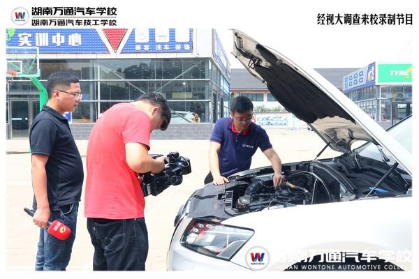 經(jīng)視大調(diào)查來(lái)校拍攝,我校教師專業(yè)實(shí)驗(yàn)解答記者疑問(wèn)