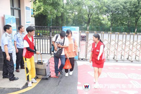 一對一專屬服務，學長學姐“花式”迎新生