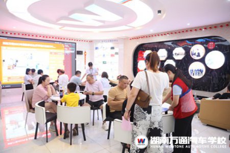 中考成績未出爐，我校迎報名高峰！