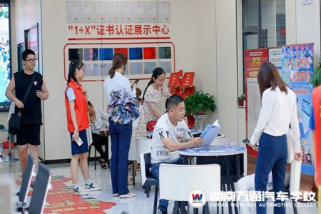 現(xiàn)場火爆！中考后，這些考生和家長都往這所學(xué)校跑…… 圍觀湖南萬通火熱招生現(xiàn)場