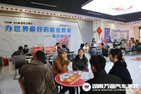人勤春來早，學(xué)技要趁早，報名現(xiàn)場火熱開放~春季報名選學(xué)校，看這4點就夠了!