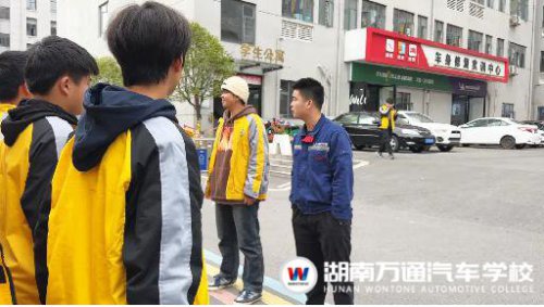 超長待機(jī)16小時(shí)!沉浸式走進(jìn)湖南萬通班主任老師的一天