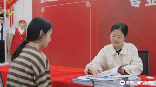 這家學校把企業面試搬到校園里,比亞迪、黃花機場、藍思科技、等企業走進湖南萬通
